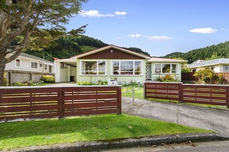 Photo of property in 10 Peckham Grove, Tawa, Wellington, 5028