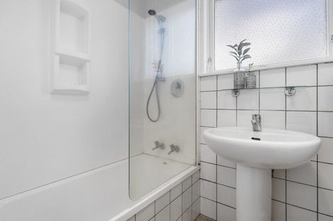 Photo of property in 1/92 Commissariat Road, Mount Wellington, Auckland, 1060