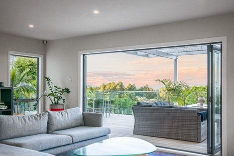 Photo of property in 20 Raroa Terrace, Waiatarua, Auckland, 0604