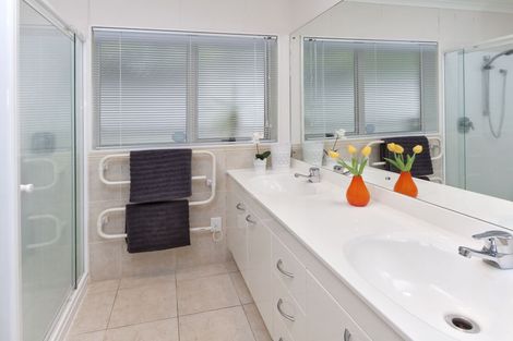 Photo of property in 27 Corta Bella Place, Golflands, Auckland, 2013