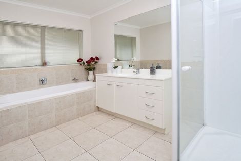 Photo of property in 27 Corta Bella Place, Golflands, Auckland, 2013