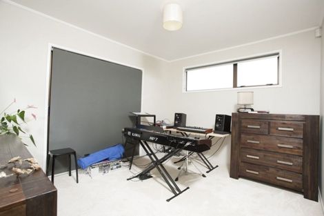 Photo of property in 33 Hobsonville Road, West Harbour, Auckland, 0618