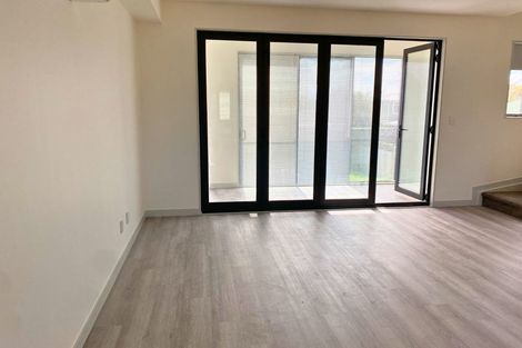 Photo of property in 8/218 Rosebank Road, Avondale, Auckland, 1026