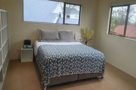 Photo of property in 10 Longbush Road, Te Atatu Peninsula, Auckland, 0610