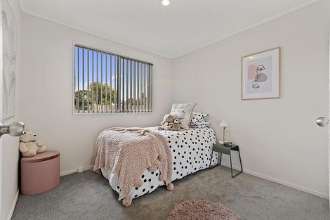 Photo of property in 2/3 Sparrow Place, Weymouth, Auckland, 2103