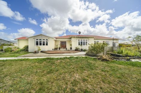 Photo of property in 32 Johnstone Drive, Fitzherbert, Palmerston North, 4410