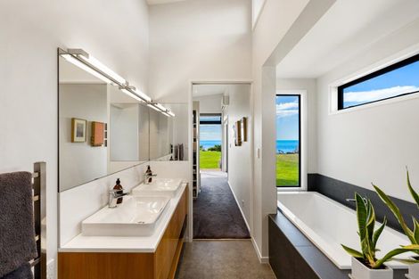 Photo of property in 10 Mer Place, Bay View, Napier, 4104