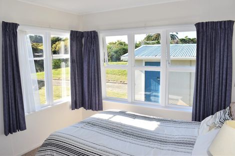 Photo of property in 17 Drake Street, Waikawa Beach, Manakau, 5573