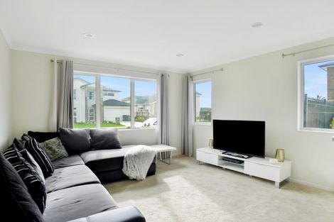 Photo of property in 4 Iwinuku Crescent, Wattle Downs, Auckland, 2103