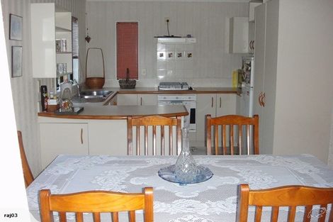 Photo of property in 2/11 Ribbonwood Crescent, Goodwood Heights, Auckland, 2105