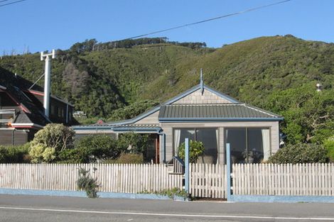 Photo of property in 123 Marine Parade, Eastbourne, Lower Hutt, 5013