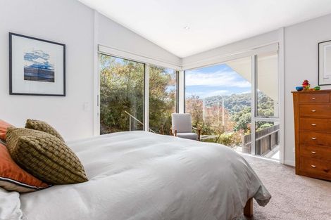 Photo of property in 4 Francis Bell Grove, Lowry Bay, Lower Hutt, 5013