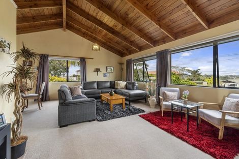 Photo of property in 1/3 Lantana Road, Green Bay, Auckland, 0604