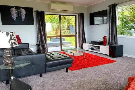 Photo of property in 9 Salford Street, Newlands, Wellington, 6037