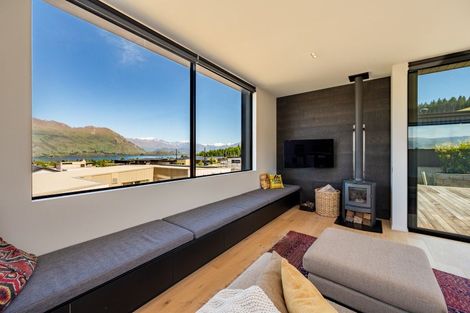 Photo of property in 6 Akitu Rise, Wanaka, 9305
