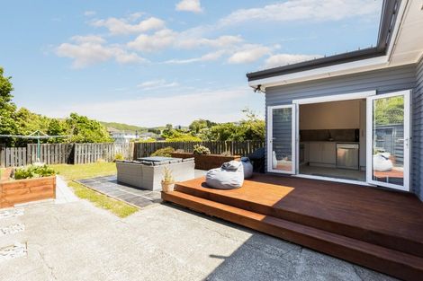 Photo of property in 8 Lyndfield Lane, Newlands, Wellington, 6037