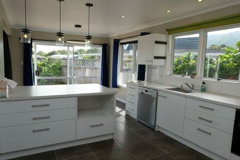 Photo of property in 4 Tawa Street, Waikanae, 5036
