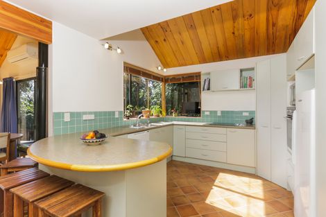 Photo of property in 25 Raroa Terrace, Waiatarua, Auckland, 0604