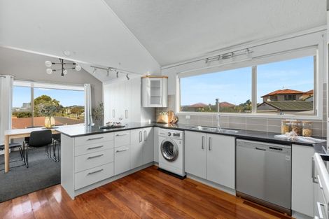 Photo of property in 8a Orewa Heights Crescent, Orewa, 0931