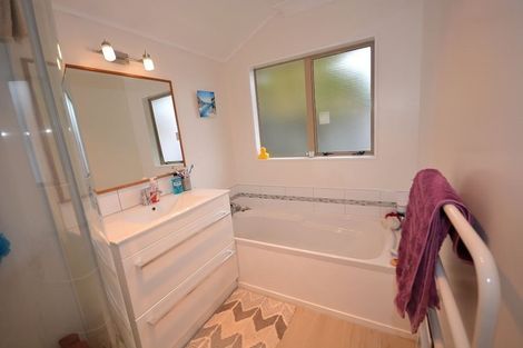 Photo of property in 60 Queens Road, Waikanae Beach, Waikanae, 5036