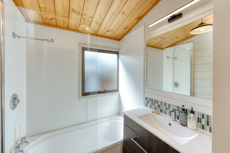 Photo of property in 15 Waiheke Street, Waikanae Beach, Waikanae, 5036