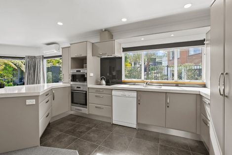 Photo of property in 8 Spencer Place, Merrilands, New Plymouth, 4312