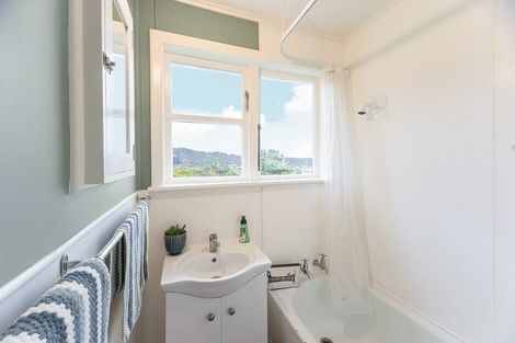 Photo of property in 76-78 Sievers Grove, Cannons Creek, Porirua, 5024