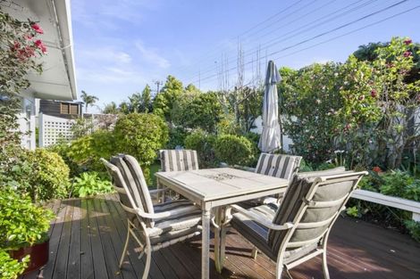 Photo of property in 1/290 East Coast Road, Forrest Hill, Auckland, 0620