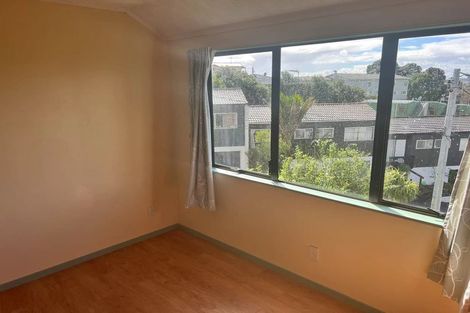 Photo of property in 2/491 Glenfield Road, Glenfield, Auckland, 0629