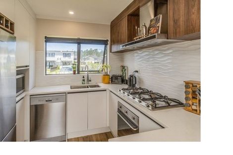 Photo of property in 8c Lumbarda Drive, Kumeu, 0810