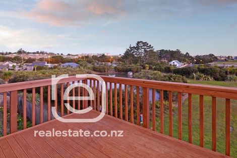 Photo of property in 16 Lakeridge Close, Northcross, Auckland, 0632