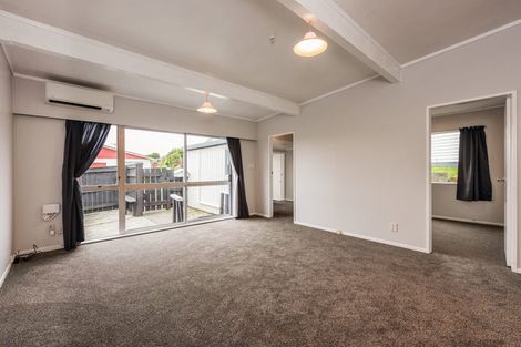 Photo of property in 7 Chetwode Grove, Newlands, Wellington, 6037