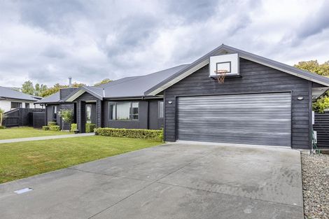 Photo of property in 5 D'urville Place, Kelvin Grove, Palmerston North, 4414