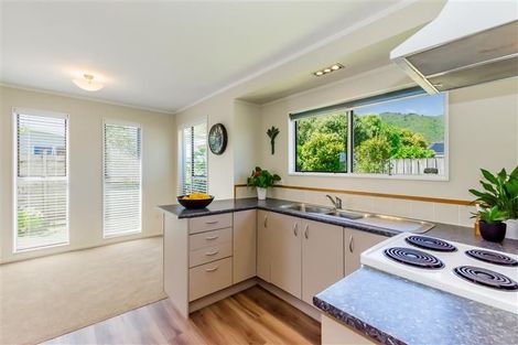 Photo of property in 2a Stuart Street, Waikanae, 5036