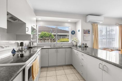 Photo of property in 7/28a Godley Road, Green Bay, Auckland, 0604