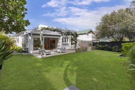 Photo of property in 202 Queen Street, Northcote Point, Auckland, 0627