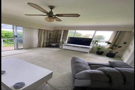 Photo of property in 1/86 Lincoln Park Avenue, Massey, Auckland, 0614