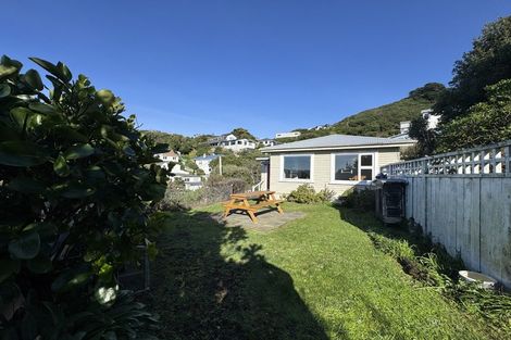 Photo of property in 16 Hungerford Road, Lyall Bay, Wellington, 6022