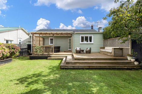 Photo of property in 11 Pasadena Avenue, Point Chevalier, Auckland, 1022