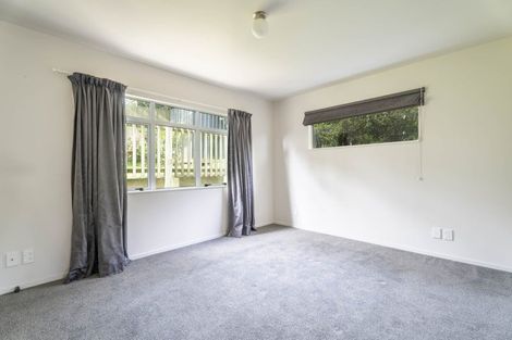 Photo of property in 6b Warrington Grove, Newlands, Wellington, 6037