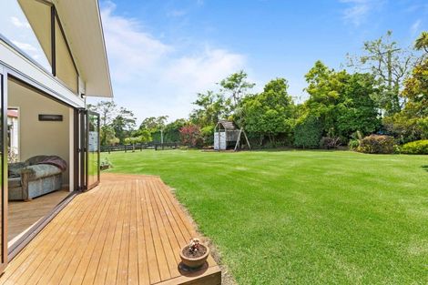 Photo of property in 132 Motu Road, Kumeu, 0891