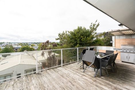 Photo of property in 12 Ruakiwi Road, Hamilton Lake, Hamilton, 3204