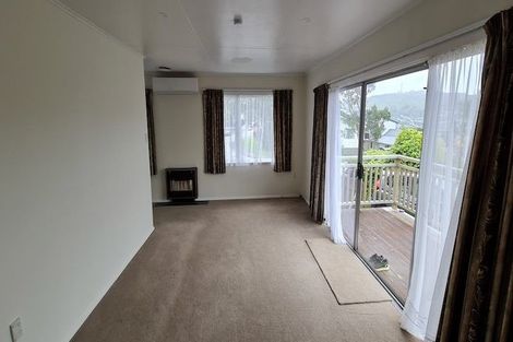 Photo of property in 72 Stewart Drive, Newlands, Wellington, 6037