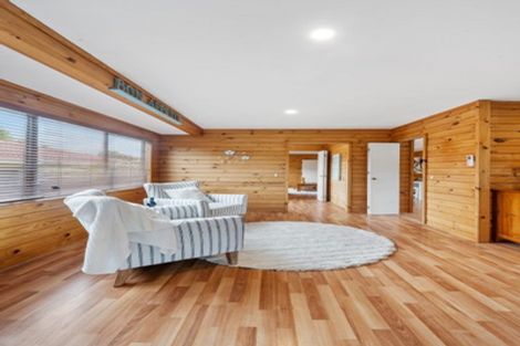 Photo of property in 18 Lochend Place, Highland Park, Auckland, 2010