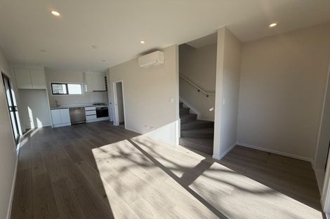 Photo of property in 27 Meadowood Drive, Unsworth Heights, Auckland, 0632