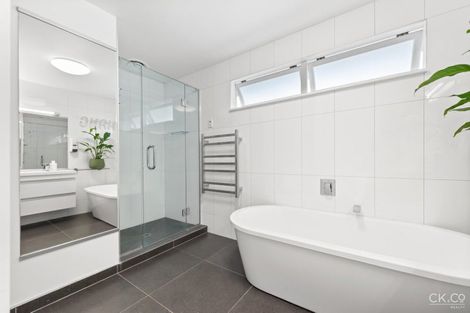 Photo of property in 10 Dowling Grove, Silverstream, Upper Hutt, 5019