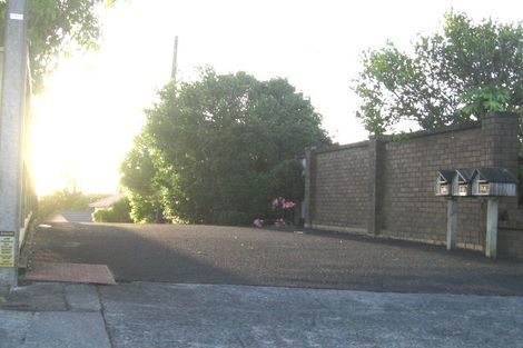 Photo of property in 2/245 Glenfield Road, Hillcrest, Auckland, 0627