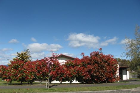 Photo of property in 2 Kinder Street, Acacia Bay, Taupo, 3330