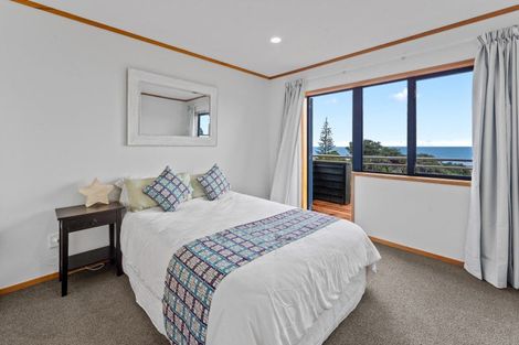 Photo of property in 84 Domain Crescent, Muriwai, Waimauku, 0881