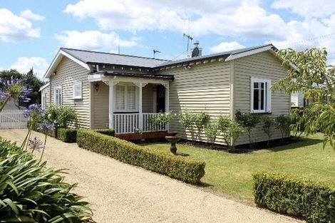 Photo of property in 27 Oxford Street, Fairfield, Hamilton, 3214